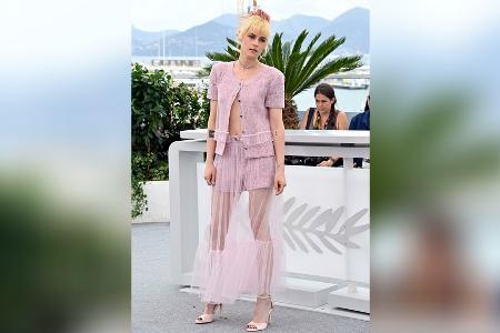 Kristen Stewart trotzt Cannes-Kleiderregel im freizügigen Barbie-Look