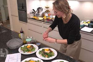 Karottenherzen und Goldstaub: Gastgeberin kocht sich mit Liebe zum "Dinner"-Sieg 