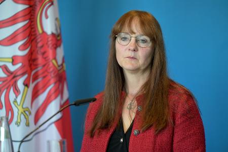 Die SPD-Politikerin Katrin Lange gibt nach tagelangem Streit um die Entlassung des Verfassungsschutzchefs in Brandenburg ihr Amt als Innenministerin auf. Die SPD-Politikerin Katrin Lange gibt nach tagelangem Streit um die Entlassung des Verfassungsschutzchefs in Brandenburg ihr Amt als Innenministerin auf.