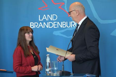 Sie hat ihren Rücktritt erklärt: Brandenburgs Innenminiserin Katrin Lange (SPD) bekommt aus den Händen von Ministerpräsident Dietmar Woidke die Entlassungsurkunde. 
