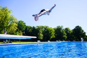 Umfrage: Schwimmbadbesuch könnte teurer werden