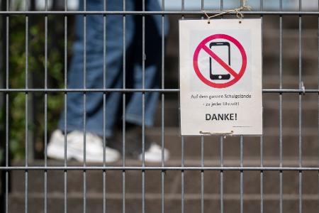  Grundsätzlich ist der Umgang mit Mobiltelefonen in Schulen Sache der Länder. (Symbolbild)