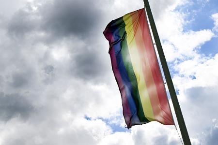 Der Interessenverband für queere Menschen zeigt sich angesichts des gesellschaftlichen Klimas in Deutschland beunruhigt. (Archivfoto) Der Interessenverband für queere Menschen zeigt sich angesichts des gesellschaftlichen Klimas in Deutschland beunruhigt. (Archivfoto)