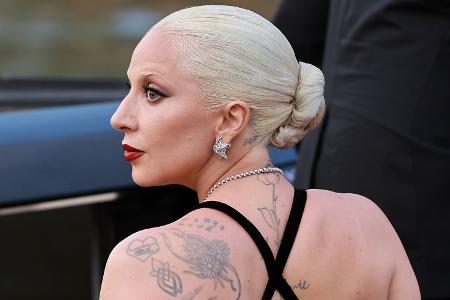 Stars, die besonders schräge Tattoos haben