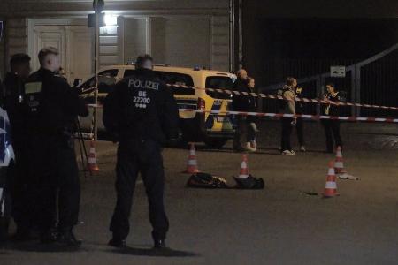 Nach dem Messerangriff auf einen Polizisten fordert die Gewerkschaft mehr Schutz für Polizeibeamte. Nach dem Messerangriff auf einen Polizisten fordert die Gewerkschaft mehr Schutz für Polizeibeamte.