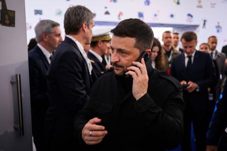 Selenskyj fordert die Verbündeten seines Landes zu mehr Druck auf Russland auf, damit das Töten ein Ende hat. Selenskyj fordert die Verbündeten seines Landes zu mehr Druck auf Russland auf, damit das Töten ein Ende hat.