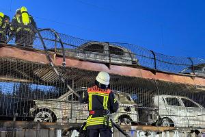 Autozug brennt - Mehrere Neuwagen zerstört