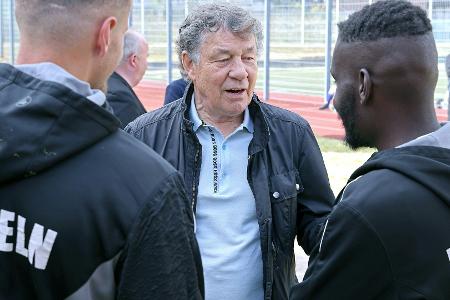 Rehhagel überreicht Sepp-Herberger-Pokale an JVA-Teams Rehhagel überreicht Sepp-Herberger-Pokale an JVA-Teams