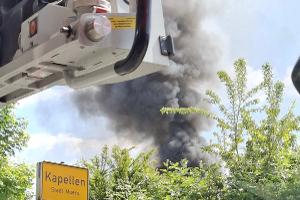 Werkstatthalle und Kleintransporter brennen in Moers-Kapellen