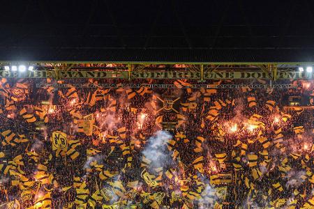 Bundesliga: Borussia Dortmund - Union Berlin - 'Südtribüne Dortmund' auf einem riesigen Banner und dazu ein Lichtermeer, so wurden die BVB-Stars beim Heimspiel gegen Union Berlin Ende Februar 2025 begrüßt.