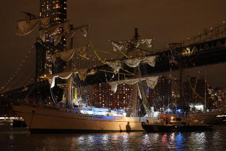 Schiff kollidiert mit Brooklyn Bridge - Tote und Verletzte