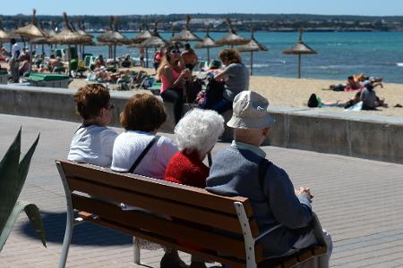 Nicht wenige Deutsche träumen von einem Leben unter der Sonne Spaniens. (Archivbild)