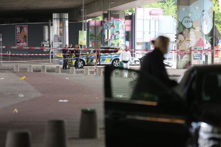 Die Polizei sichert in der Bielefelder Innenstadt Spuren. Hier soll ein Mann mehrere Menschen in der Nacht verletzt haben. Die Polizei sichert in der Bielefelder Innenstadt Spuren. Hier soll ein Mann mehrere Menschen in der Nacht verletzt haben.