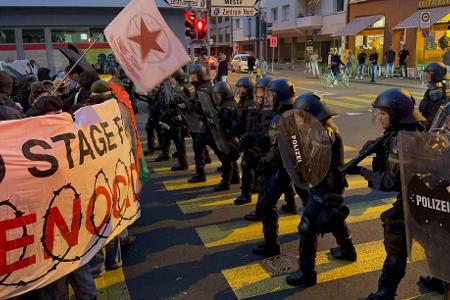 Polizisten stellen sich einer Pro-Palästina-Demonstration entgegen.