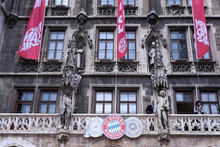 Der Rathausbalkon am Marienplatz ist vorbereitet. Die doppelte Meisterparty kann beginnen, denn auch die Bayern-Frauen feiern heute ihren Titel mit den Fans.