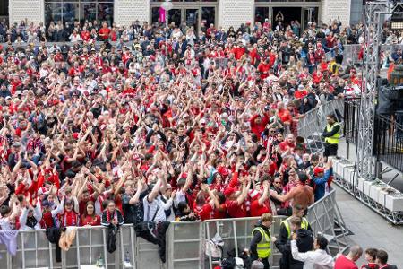 Der Marienplatz füllt sich gegen Mittag mit einigen Tausend Bayern-Fans.