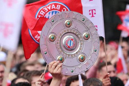 Beliebtes Requisit bei den Anhängern ist natürlich die Meisterschale.