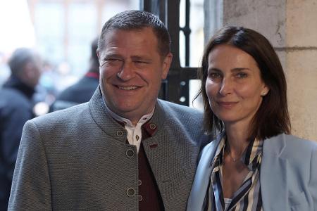 Sportvorstand Max Eberl ist mit seiner Frau Natascha Fruscella gekommen.