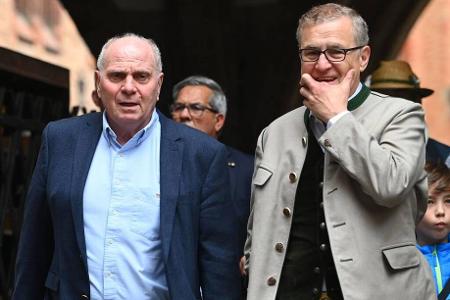 Klub-Patron Uli Hoeneß und CEO Jan-Christian Dreesen haben sich ebenfalls am Münchner Rathaus eingefunden.