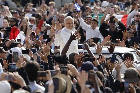 Erste Fahrt im Papamobil: Papst Leo auf dem Weg zur Amtseinführung Erste Fahrt im Papamobil: Papst Leo auf dem Weg zur Amtseinführung