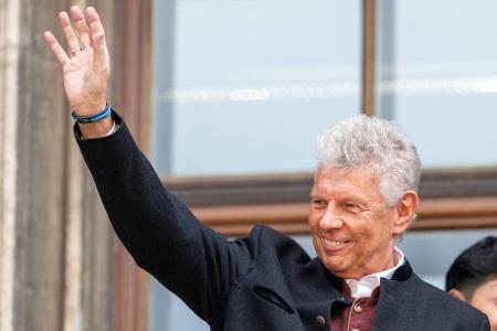 Bevor es zu den Fans geht, sind die Bayern-Stars noch bei Münchens Oberbürgermeister Dieter Reiter zum Empfang geladen.