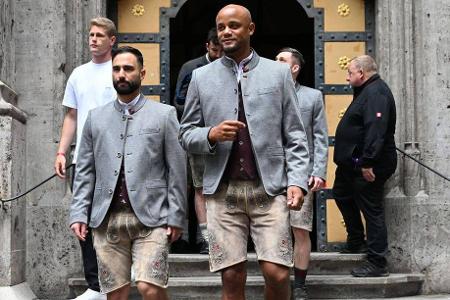 Trainer Vincent Kompany zeigt sich gut gelaunt in Tracht.
