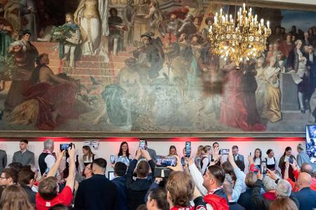 Im schicken Rathaus-Saal findet dann der festliche Empfang statt.