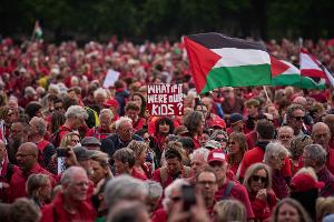 Zehntausende fordern in Den Haag härteren Israel-Kurs
