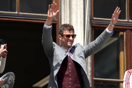 Dann geht es auf den Balkon. Thomas Müller wird von den Fans gebührend empfangen...