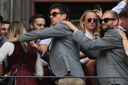 Die Bayern-Stars tanzen auf dem Rathausbalkon Polonaise und haben sichtlich Spaß.