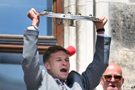 Die Meisterschale wird stolz präsentiert. Joshua Kimmich jubelt ausgelassen.