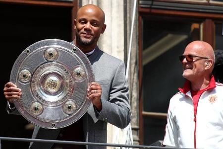 Meistertrainer Kompany zeigt sich auch noch einmal den Fans.