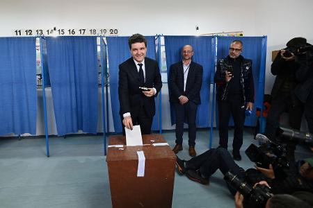 Der proeuropäischen Präsidentenkandidat Nicusor Dan gibt seine Stimme in der zweiten Runde der Wiederholung der Präsidentschaftswahlen ab, im Schulhaus des Karpaten-Ortes Fagaras, wo er geboren wurde und zur Schule gegangen ist. Der proeuropäischen Präsidentenkandidat Nicusor Dan gibt seine Stimme in der zweiten Runde der Wiederholung der Präsidentschaftswahlen ab, im Schulhaus des Karpaten-Ortes Fagaras, wo er geboren wurde und zur Schule gegangen ist.