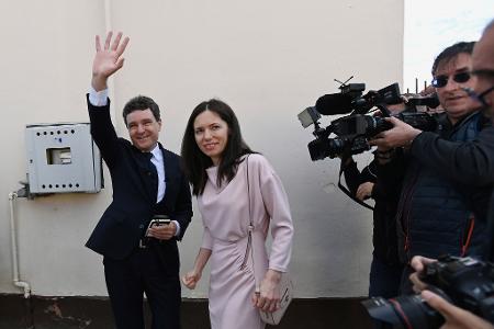 Der proeuropäische Präsidentenkandidat Nicusor Dan (l) und seine Partnerin Mirabela Gradinaru verlassen nach der Stimmabgabe in der zweiten Runde der Wiederholung der Präsidentschaftswahlen ein Wahllokal im siebenbürgischen Gebirgsort Fagaras, dem Geburtsort von Dan.