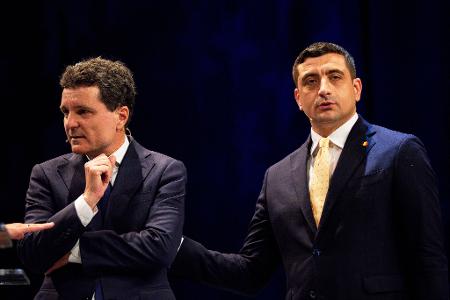 Der liberalkonservative Pro-Europäer Nicusor Dan (l) trat bei der Präsidenten-Stichwahl in Rumänien gegen den EU-skeptischen Rechtspopulisten George Simion an. (Archivbild)