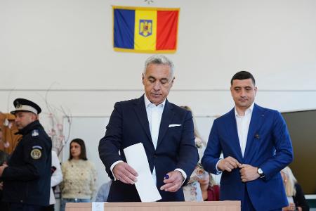 Der Kremlfreund Calin Georgescu, Gewinner der ersten Runde der annullierten Wahlen im letzten Jahr, gibt seine Stimme neben seinem politischen Schützling dem Präsidentschaftskandidaten George Simion (r) in der zweiten Runde der Wiederholung der Präsidentschaftswahlen ab.