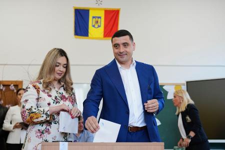 Der EU-skeptische, rechtspopulistische Präsidentenkandidat George Simion gab zusammen mit seiner Frau Ilinca seine Stimme bei der Endrunde der Präsidentenwahl ab. 