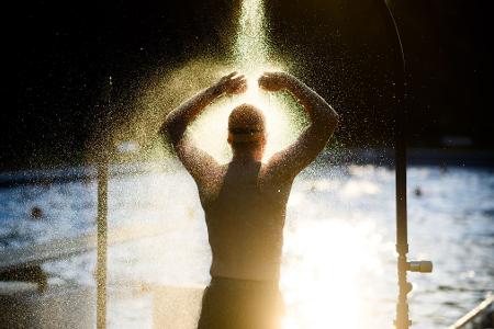 Ist der Körper aufgeheizt, sollte man sich vor dem Baden einmal kurz abbrausen oder etwas Wasser über Arme, Beine und Rumpf spritzen. 
