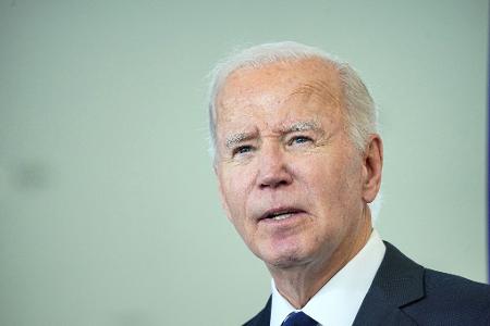 Biden und seine Familie beraten sich nach Angaben seines Büros derzeit mit seinem Ärzteteam über das weitere Vorgehen. Biden und seine Familie beraten sich nach Angaben seines Büros derzeit mit seinem Ärzteteam über das weitere Vorgehen.