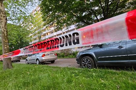 Die Polizei sperrte den Tatort in der Innenstadt von Halle am Sonntagabend weiträumig ab. Die Polizei sperrte den Tatort in der Innenstadt von Halle am Sonntagabend weiträumig ab.
