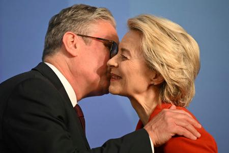 Die Chemie zwischen dem britischen Premier Keir Starmer und EU-Kommissionschefin von der Leyen stimmt schon mal. (Archivbild) Die Chemie zwischen dem britischen Premier Keir Starmer und EU-Kommissionschefin von der Leyen stimmt schon mal. (Archivbild)