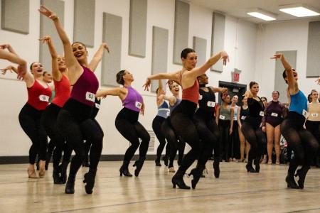 Beim Vortanzen müssen sich die Frauen in kürzester Zeit dehnen und aufwärmen und dann eine kurze Choreographie einstudieren. Beim Vortanzen müssen sich die Frauen in kürzester Zeit dehnen und aufwärmen und dann eine kurze Choreographie einstudieren.