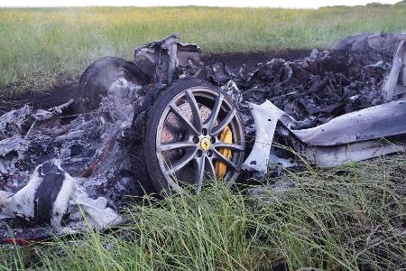 Der Sportwagen brennt neben der Autobahn aus.