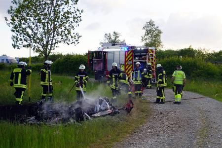Abseits der Autobahn wurde das Autowrack gelöscht. 