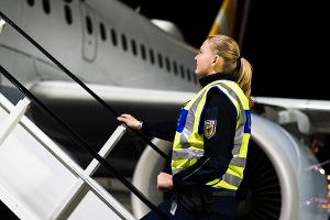 Bundespolizei stellt 2 Schleuser und führt 5 Personen nach Belgien zurück - Zudem werden 2 Personen mit gefälschten Dokumenten in ihre Heimat rückgeführt