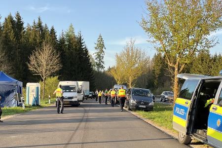 Zoll und Polizei kontrollieren an der Bundesstraße Zoll und Polizei kontrollieren an der Bundesstraße
