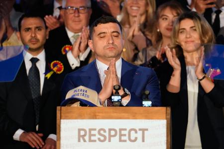 Der unterlegene Rechtspopulist Simion hatte sich weit vor dem Ende der Auszählung und entgegen der Prognosen zum Sieger erklärt.