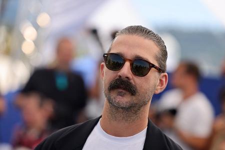 Mit neuem Schnauzer-Look: Shia LaBeouf stellt Doku in Cannes vor Mit neuem Schnauzer-Look: Shia LaBeouf stellt Doku in Cannes vor