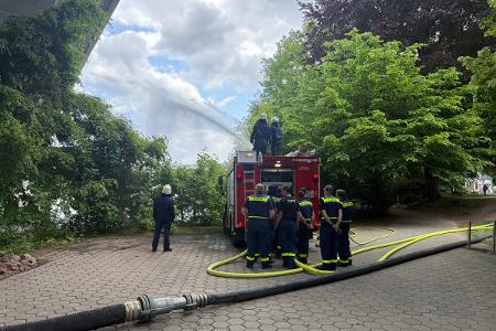 Einsatz des Wasserwerfers auf dem TLF