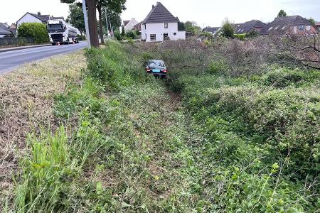 18.05.2025, Kleve, Pkw im Grünstreifen, Fahrer alkoholisiert
